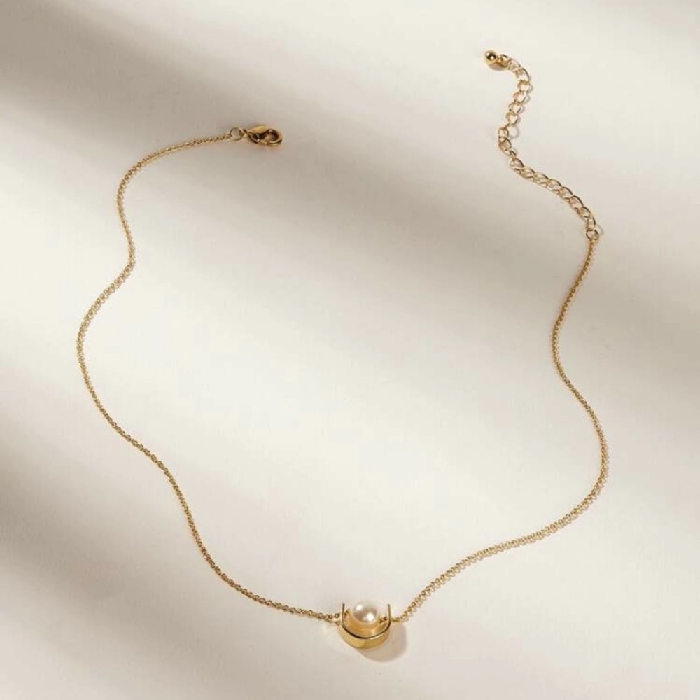 Simple Dainty Pearl Necklace